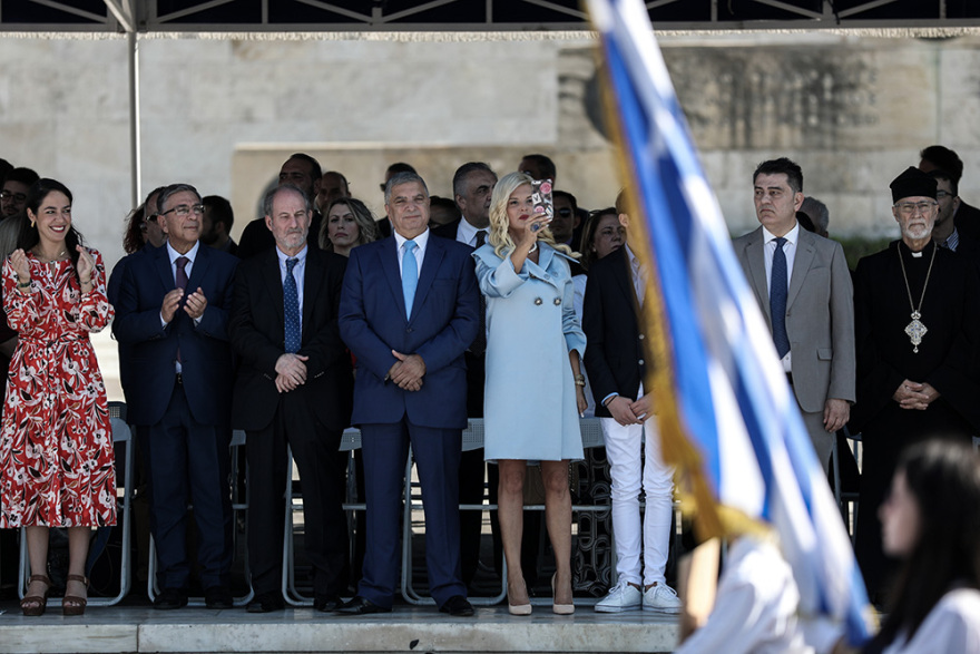 Η Μαρίνα Πατούλη  με γαλάζια εμφάνιση στην παρέλαση 