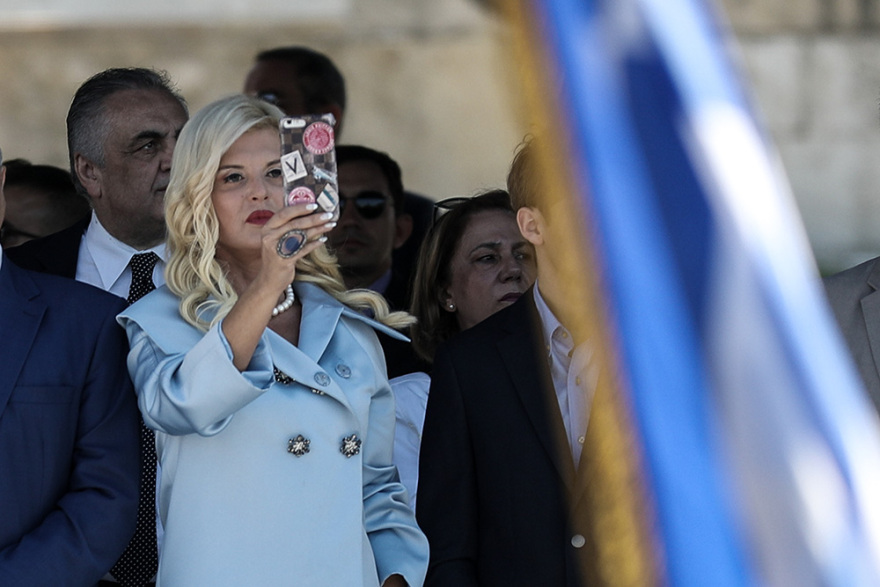 Η Μαρίνα Πατούλη  με γαλάζια εμφάνιση στην παρέλαση 