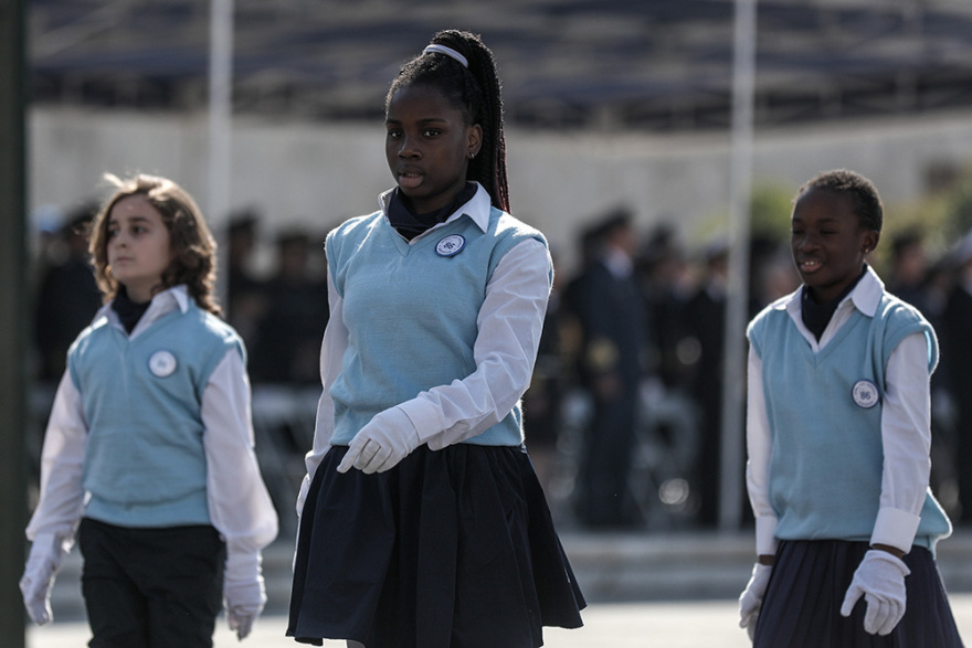 Με χαμόγελα, χειροκροτήματα και καμάρι η μαθητική παρέλαση στην Αθήνα για την 28η Οκτωβρίου