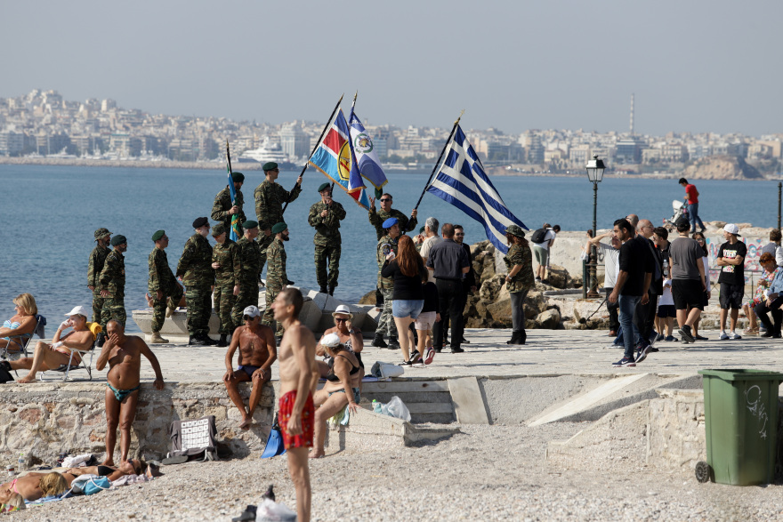 Παρέλαση: Βόλτα στην παραλία του Φαλήρου μετά τους εορτασμούς 