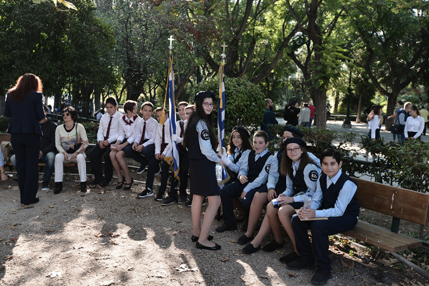 Με χαμόγελα, χειροκροτήματα και καμάρι η μαθητική παρέλαση στην Αθήνα για την 28η Οκτωβρίου