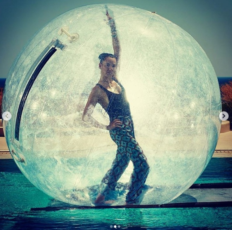 GNTM 2: Η Ζενεβιέβ ποζάρει στη διάφανη μπάλα και κοντράρει στα... ίσα τις διαγωνιζόμενες