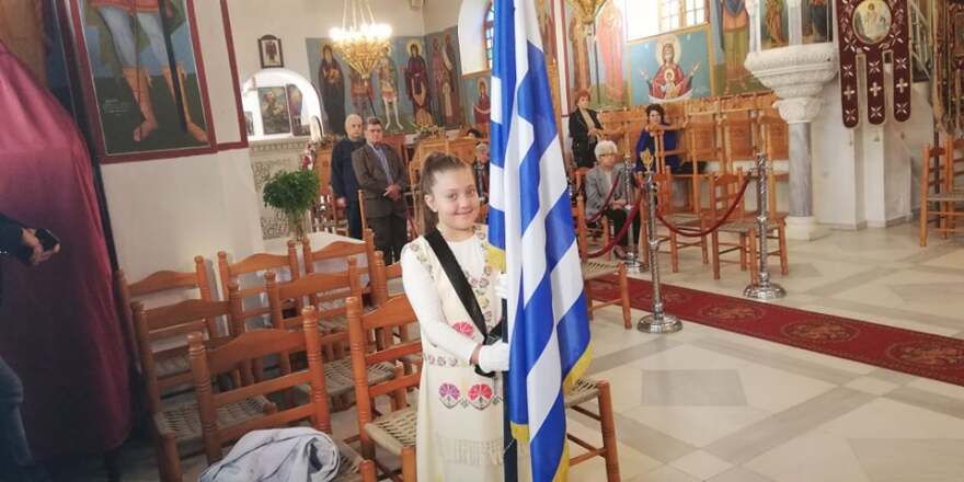 Νάξος: Η μοναδική μαθήτρια του Δημοτικού έκανε παρέλαση στον Απόλλωνα