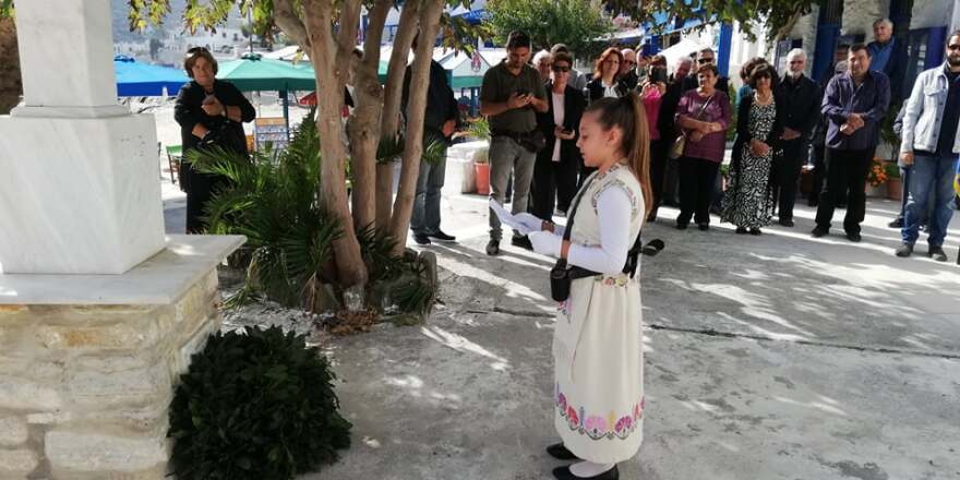 Νάξος: Η μοναδική μαθήτρια του Δημοτικού έκανε παρέλαση στον Απόλλωνα