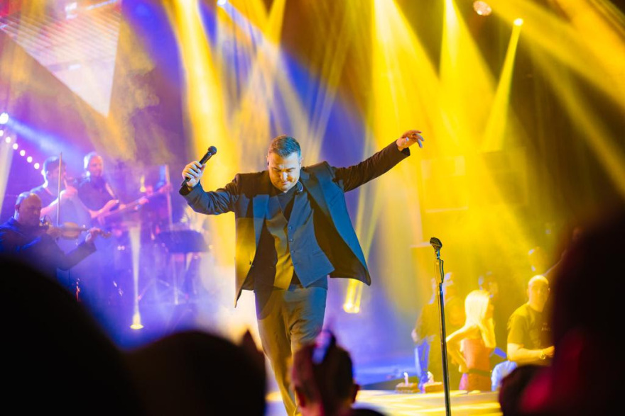 Ο Αντώνης Ρέμος «μάγεψε» τη Θεσσαλονίκη με την πρεμιέρα του 