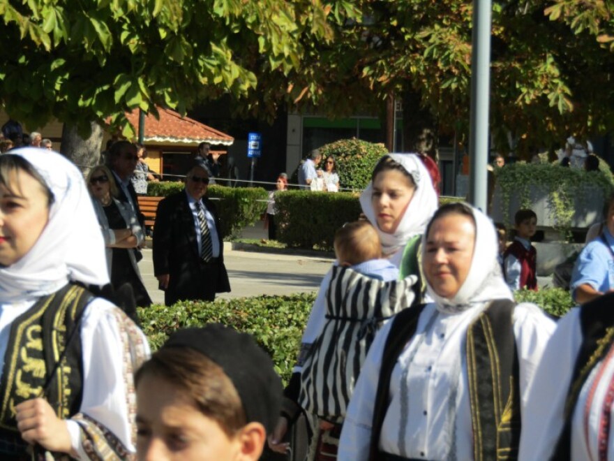 Τρίκαλα: Μανούλα παρέλασε με το μωράκι της αγκαλιά 