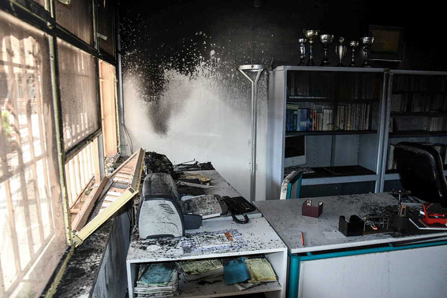 Πάτρα: Έριξαν οκτώ μολότοφ σε Γυμνάσιο - Μεγάλες καταστροφές 