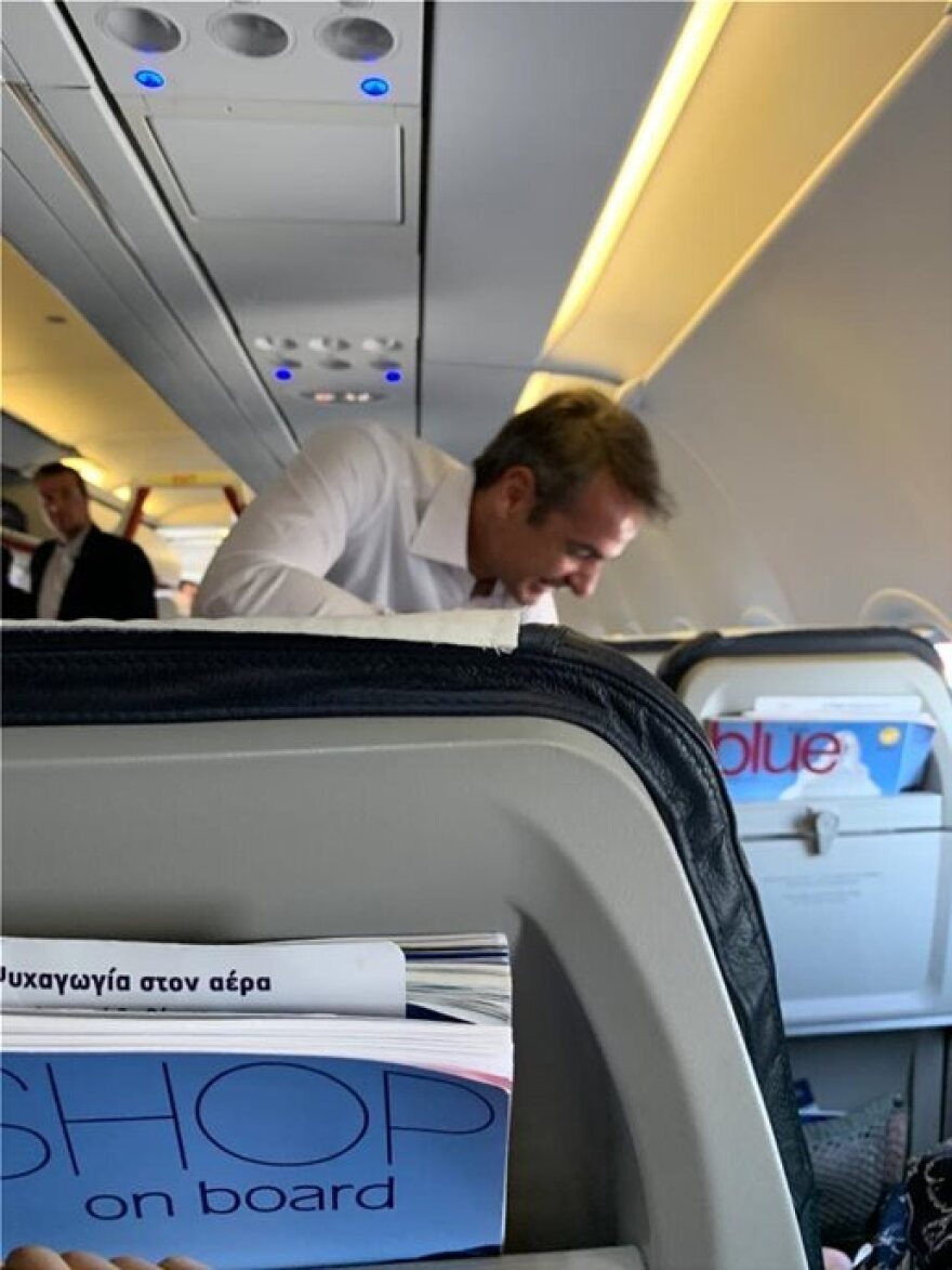 Ο Μητσοτάκης ταξίδεψε από τα Χανιά στην Αθήνα στην οικονομική θέση