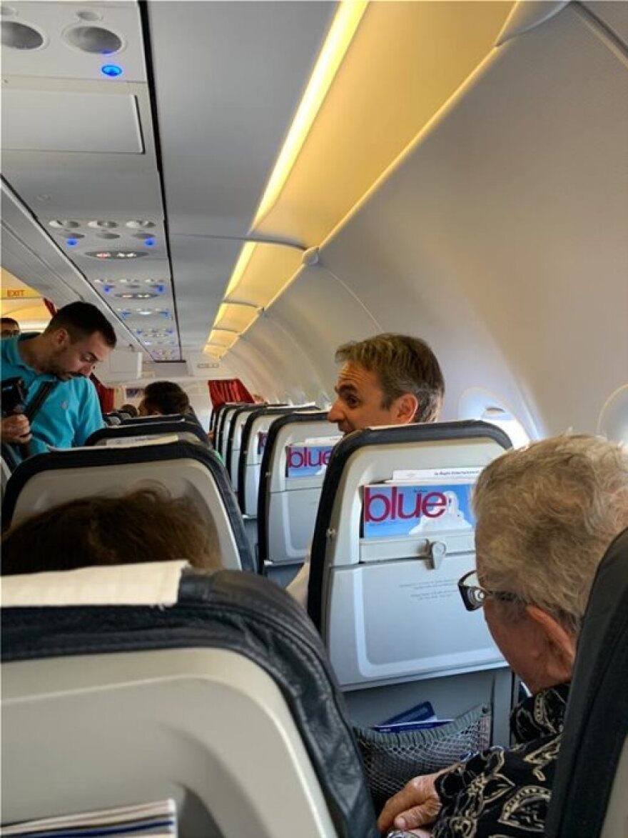 Ο Μητσοτάκης ταξίδεψε από τα Χανιά στην Αθήνα στην οικονομική θέση