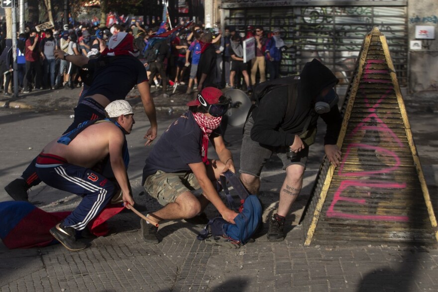 Χάος στη Χιλή: Ακυρώθηκαν σύνοδοι και η συνάντηση Τραμπ με τον Κινέζο ομόλογό του
