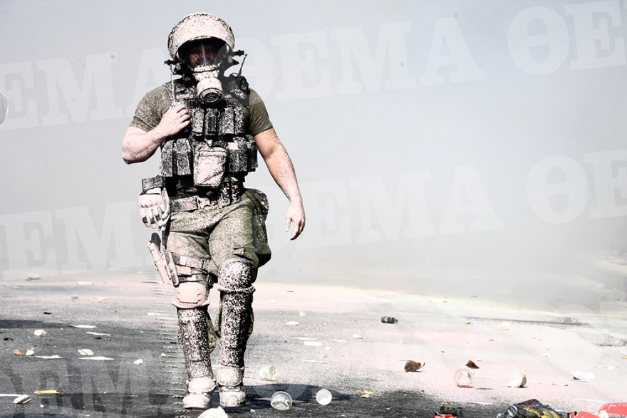 Επεισόδια έξω από την ΑΣΟΕΕ: Εκαψαν κάδους στην Πατησίων