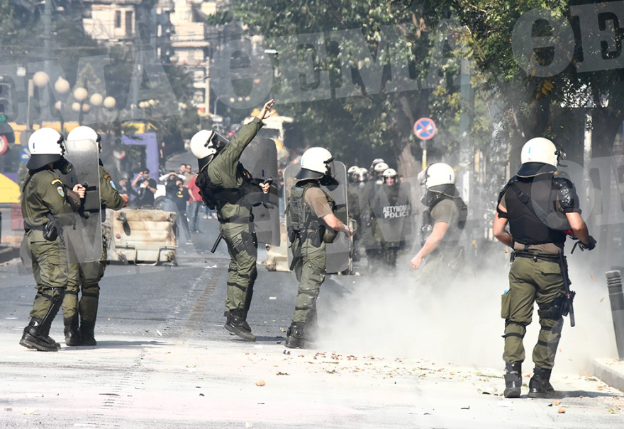 Επεισόδια έξω από την ΑΣΟΕΕ: Εκαψαν κάδους στην Πατησίων