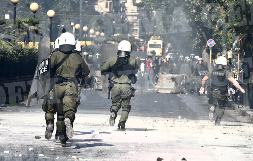 Επεισόδια έξω από την ΑΣΟΕΕ: Εκαψαν κάδους στην Πατησίων