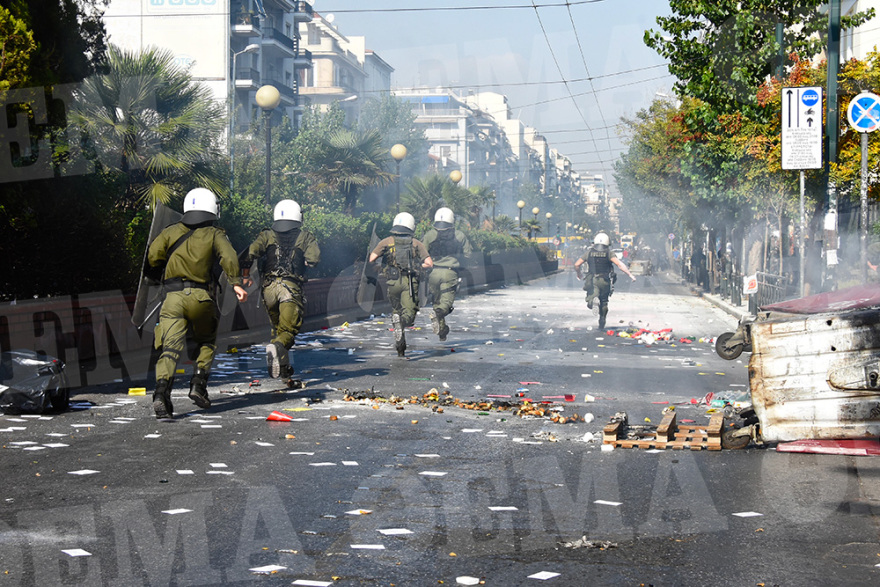 Επεισόδια έξω από την ΑΣΟΕΕ: Εκαψαν κάδους στην Πατησίων