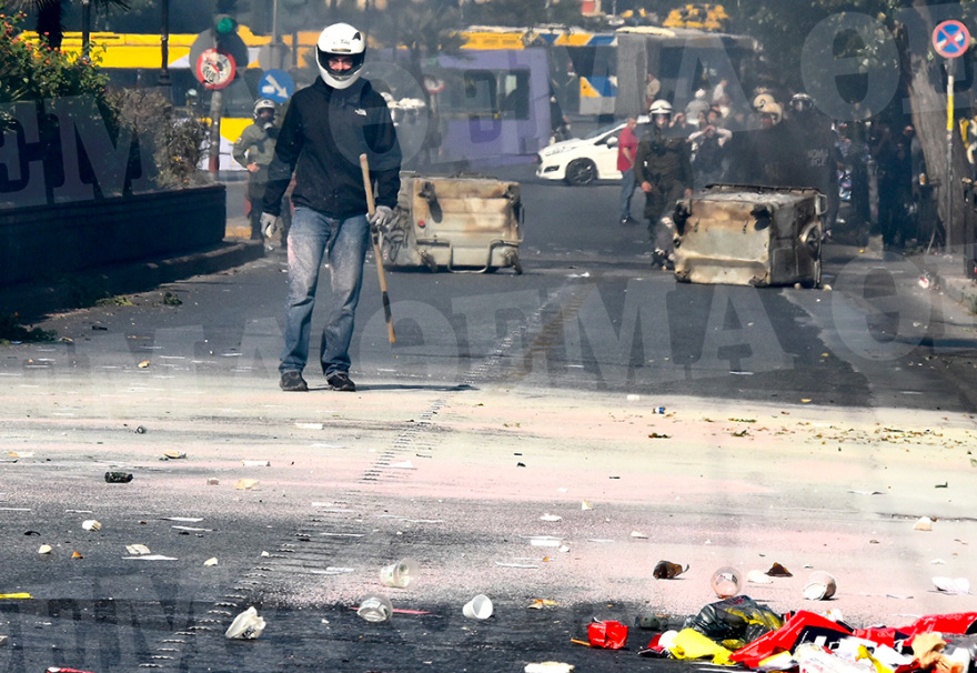 Επεισόδια έξω από την ΑΣΟΕΕ: Εκαψαν κάδους στην Πατησίων