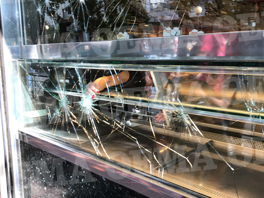 Επεισόδια έξω από την ΑΣΟΕΕ: Εκαψαν κάδους στην Πατησίων