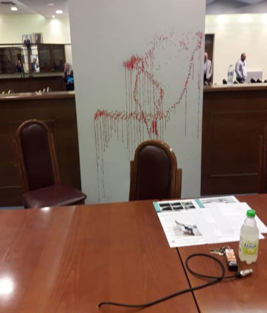 Αστακός: Ο πρώην δήμαρχος έκανε «φλεβοκέντηση» και γέμισε με αίματα το Δημοτικό Συμβούλιο