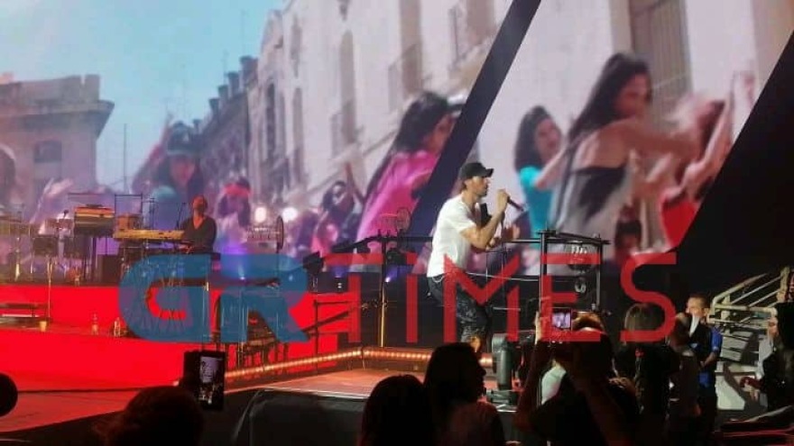 Ενρίκε Ιγκλέσιας: «Χαμός» στη Θεσσαλονίκη για τον Ισπανό τραγουδιστή 