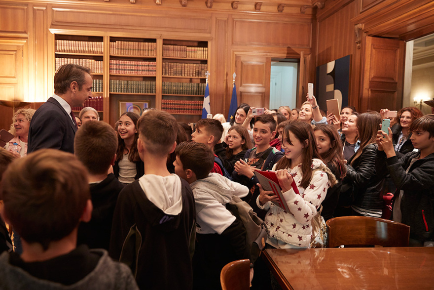 Ο Μητσοτάκης ξενάγησε στο Μαξίμου μαθητές δημοτικού που συνάντησε στην Ηρώδου Αττικού - Δείτε φωτογραφίες