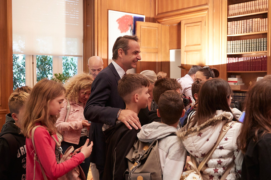 Ο Μητσοτάκης ξενάγησε στο Μαξίμου μαθητές δημοτικού που συνάντησε στην Ηρώδου Αττικού - Δείτε φωτογραφίες