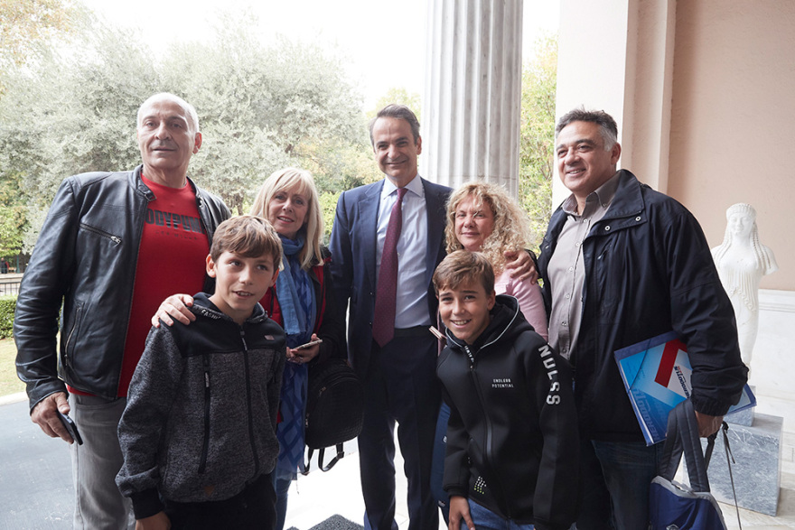 Ο Μητσοτάκης ξενάγησε στο Μαξίμου μαθητές δημοτικού που συνάντησε στην Ηρώδου Αττικού - Δείτε φωτογραφίες