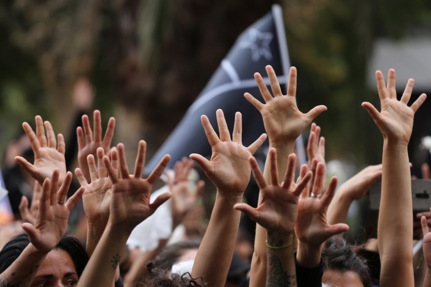 Χιλή: Σιωπηλή διαμαρτυρία γυναικών για τους νεκρούς της κρίσης 