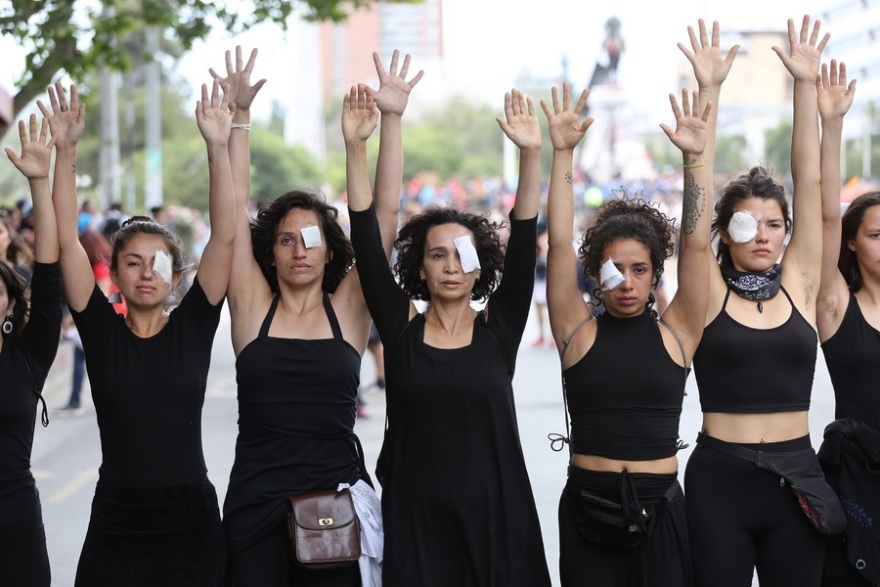 Χιλή: Σιωπηλή διαμαρτυρία γυναικών για τους νεκρούς της κρίσης 