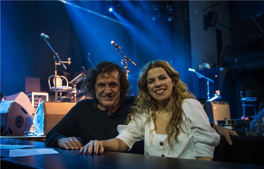 Το protothema.gr μπήκε στις πρόβες του Βασίλη Παπακωνσταντίνου