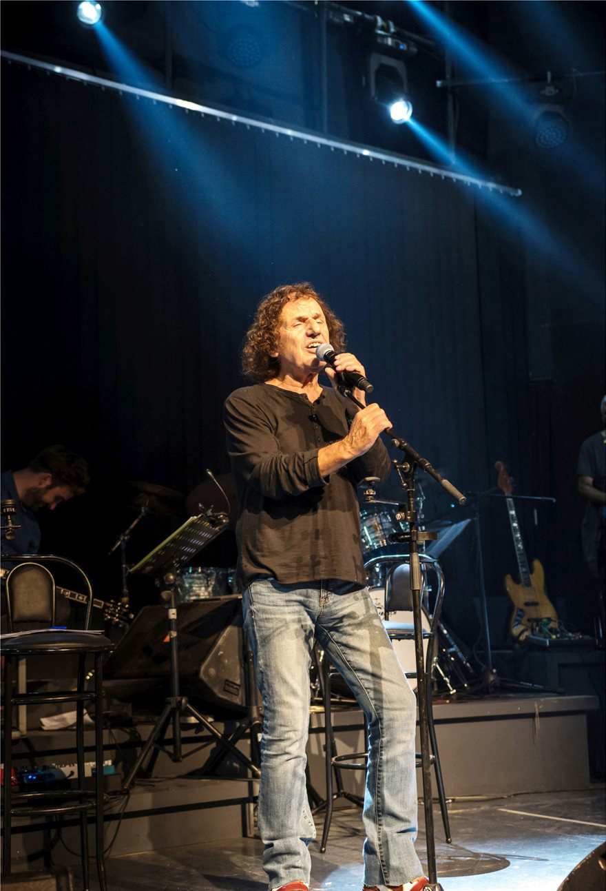 Το protothema.gr μπήκε στις πρόβες του Βασίλη Παπακωνσταντίνου