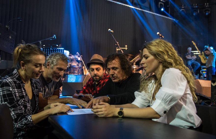 Το protothema.gr μπήκε στις πρόβες του Βασίλη Παπακωνσταντίνου