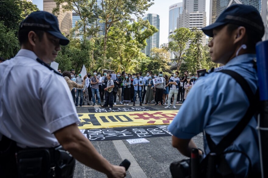 Χονγκ Κονγκ: Διαδηλωτές βανδάλισαν τα γραφεία του Xinhua