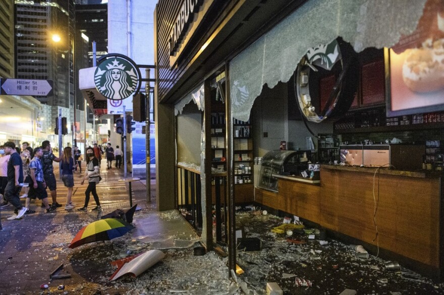 Χονγκ Κονγκ: Διαδηλωτές βανδάλισαν τα γραφεία του Xinhua