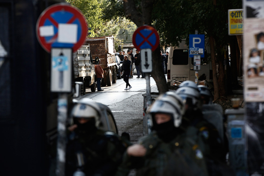 Εκκένωση κατάληψης «Βανκούβερ»: Αναβρασμός στα Εξάρχεια - Τραυματίστηκε αστυνομικός από επίθεση με πέτρες