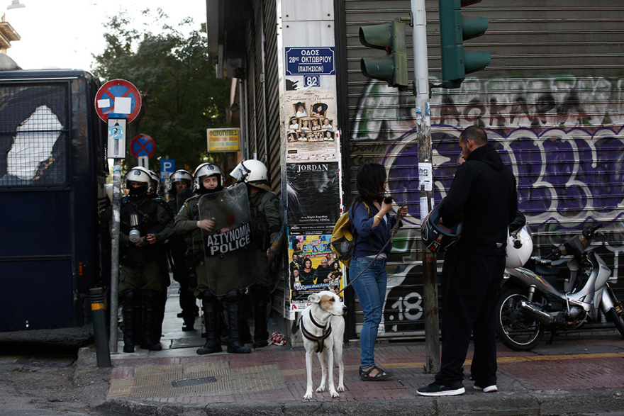 Εκκένωση κατάληψης «Βανκούβερ»: Αναβρασμός στα Εξάρχεια - Τραυματίστηκε αστυνομικός από επίθεση με πέτρες