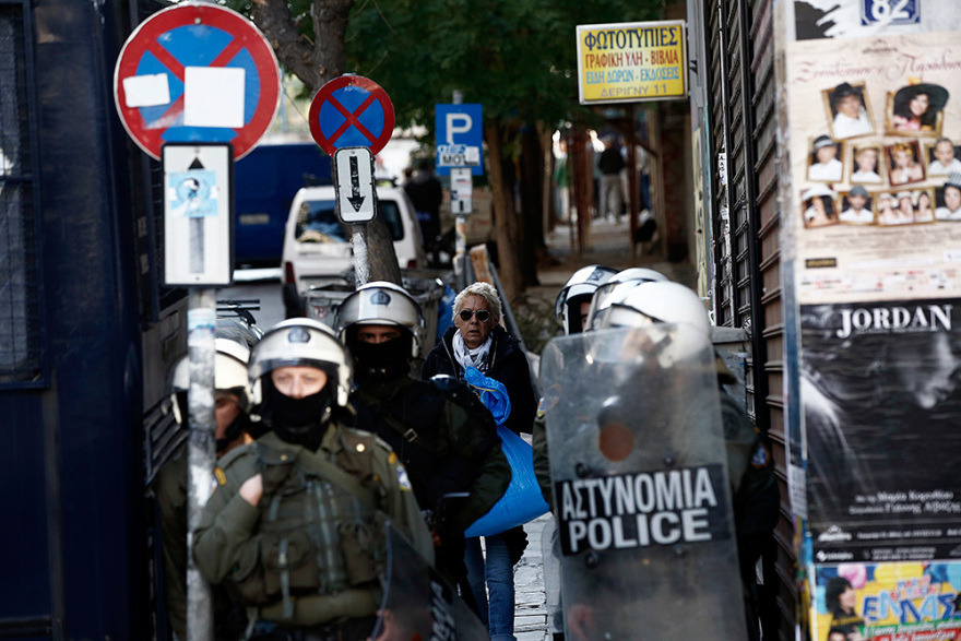 Εκκένωση κατάληψης «Βανκούβερ»: Αναβρασμός στα Εξάρχεια - Τραυματίστηκε αστυνομικός από επίθεση με πέτρες