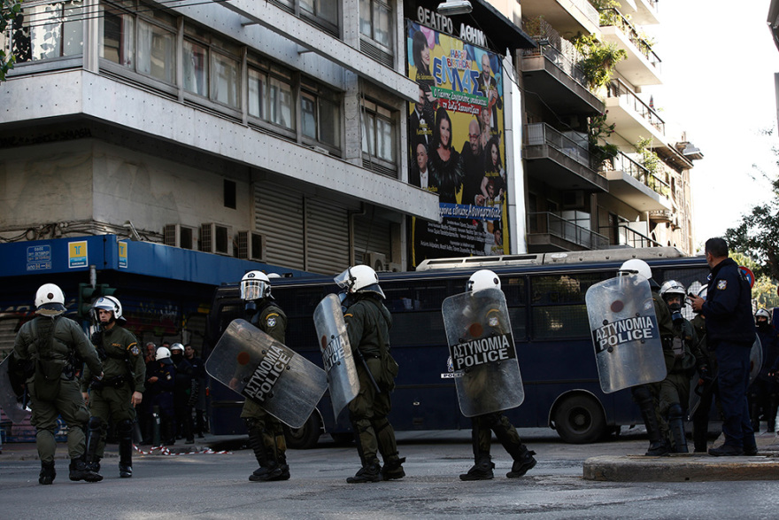 Εκκένωση κατάληψης «Βανκούβερ»: Αναβρασμός στα Εξάρχεια - Τραυματίστηκε αστυνομικός από επίθεση με πέτρες
