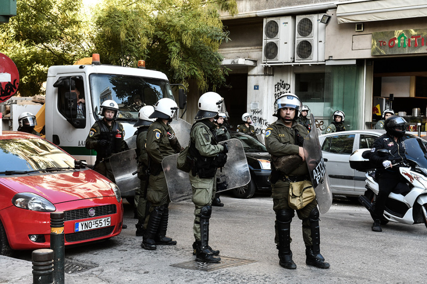 Εκκένωση κατάληψης «Βανκούβερ»: Αναβρασμός στα Εξάρχεια - Τραυματίστηκε αστυνομικός από επίθεση με πέτρες