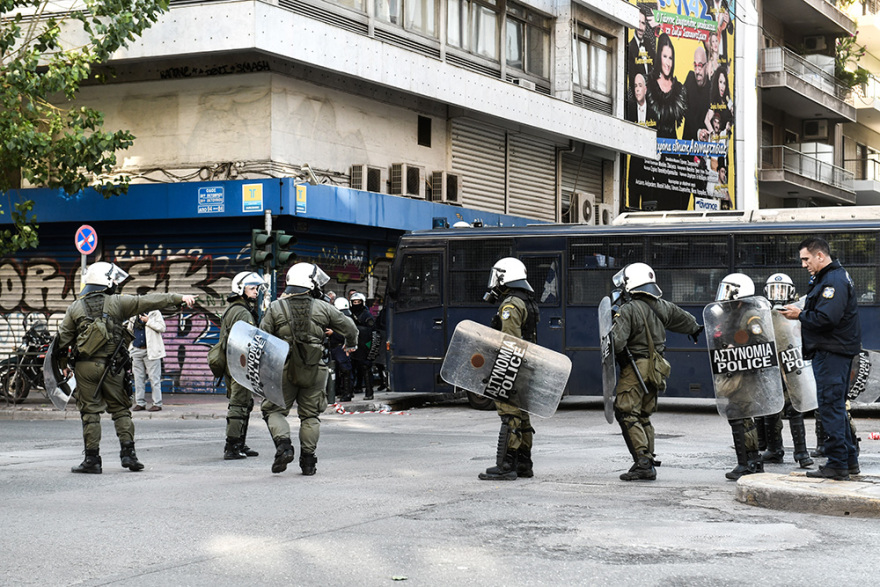 Εκκένωση κατάληψης «Βανκούβερ»: Αναβρασμός στα Εξάρχεια - Τραυματίστηκε αστυνομικός από επίθεση με πέτρες