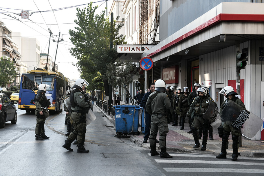 Εκκένωση κατάληψης «Βανκούβερ»: Αναβρασμός στα Εξάρχεια - Τραυματίστηκε αστυνομικός από επίθεση με πέτρες