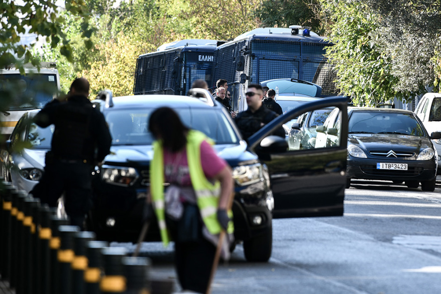 Εκκένωση κατάληψης «Βανκούβερ»: Αναβρασμός στα Εξάρχεια - Τραυματίστηκε αστυνομικός από επίθεση με πέτρες