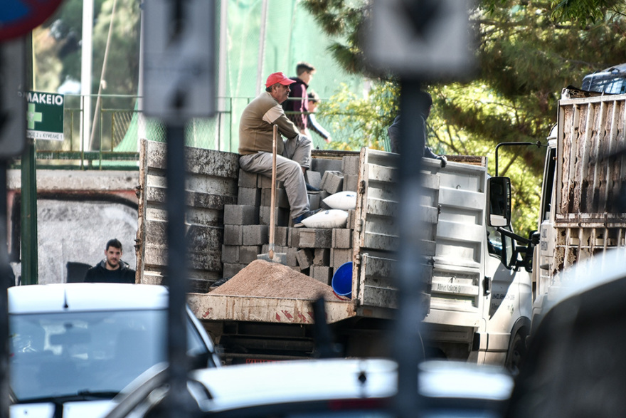 Εκκένωση κατάληψης «Βανκούβερ»: Αναβρασμός στα Εξάρχεια - Τραυματίστηκε αστυνομικός από επίθεση με πέτρες