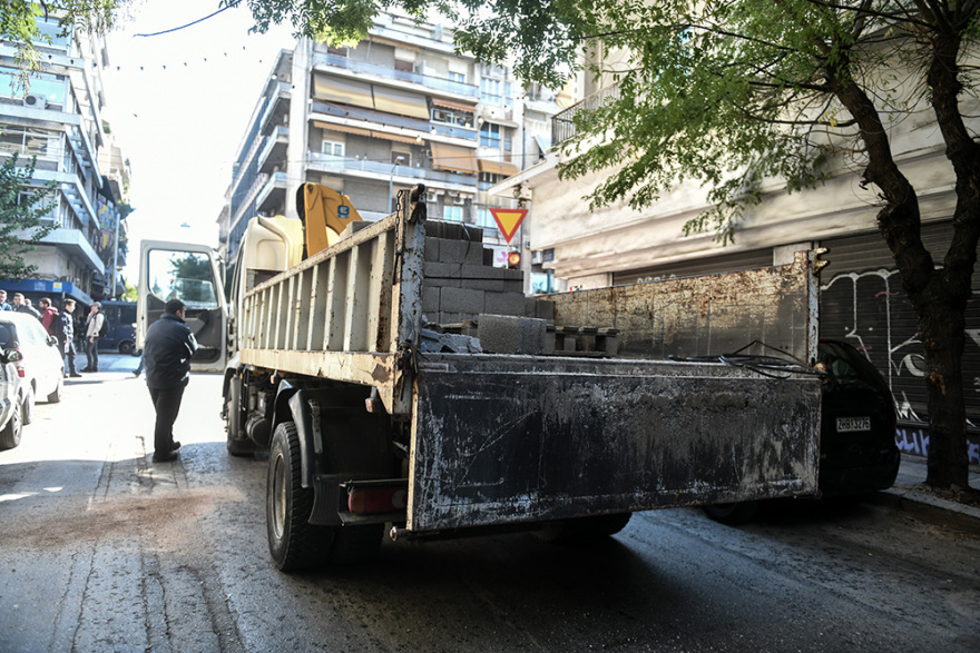 Εκκένωση κατάληψης «Βανκούβερ»: Αναβρασμός στα Εξάρχεια - Τραυματίστηκε αστυνομικός από επίθεση με πέτρες
