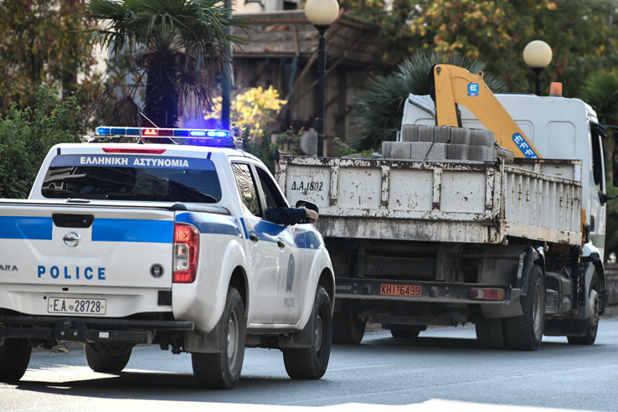 Εκκένωση κατάληψης «Βανκούβερ»: Αναβρασμός στα Εξάρχεια - Τραυματίστηκε αστυνομικός από επίθεση με πέτρες