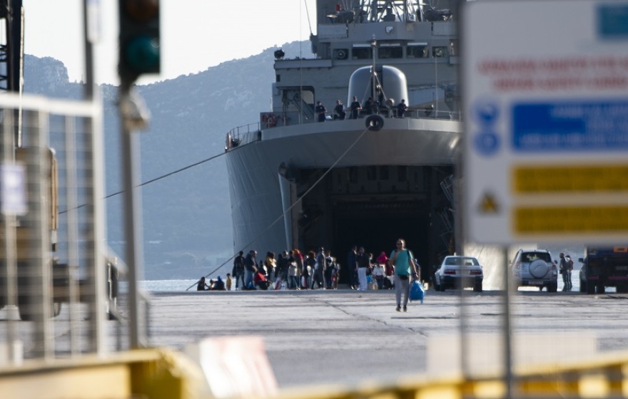 Μεταναστευτικό: Με αρματαγωγό από τη Μόρια στην Ελευσίνα και από εκεί σε ξενοδοχεία 795 αιτούντες άσυλο