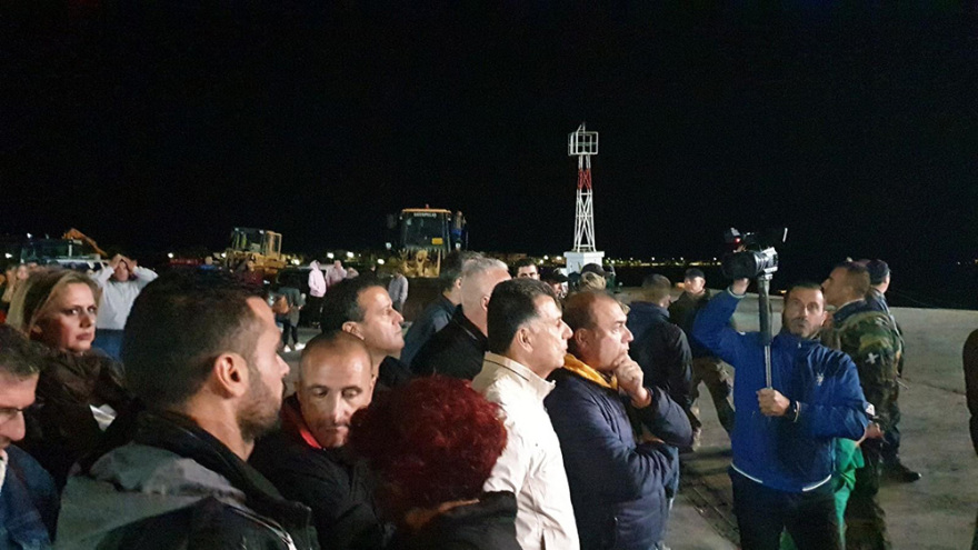 Κως: Δήμαρχος και κάτοικοι απέκλεισαν το λιμάνι για να μην αποβιβαστούν μετανάστες 