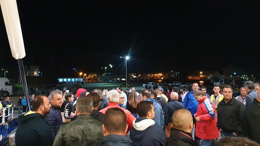 Κως: Δήμαρχος και κάτοικοι απέκλεισαν το λιμάνι για να μην αποβιβαστούν μετανάστες 