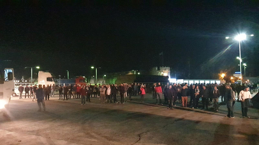 Κως: Δήμαρχος και κάτοικοι απέκλεισαν το λιμάνι για να μην αποβιβαστούν μετανάστες 