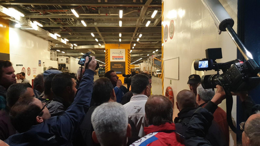 Κως: Δήμαρχος και κάτοικοι απέκλεισαν το λιμάνι για να μην αποβιβαστούν μετανάστες 