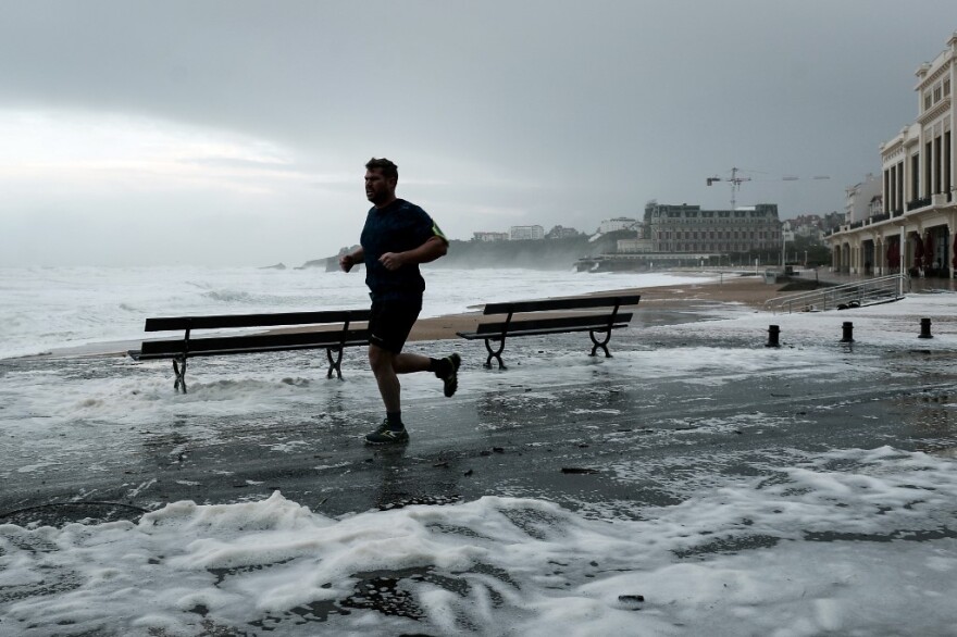 Η καταιγίδα Αμελί «σαρώνει» τη Γαλλία: Χωρίς ρεύμα 140.000 νοικοκυριά 