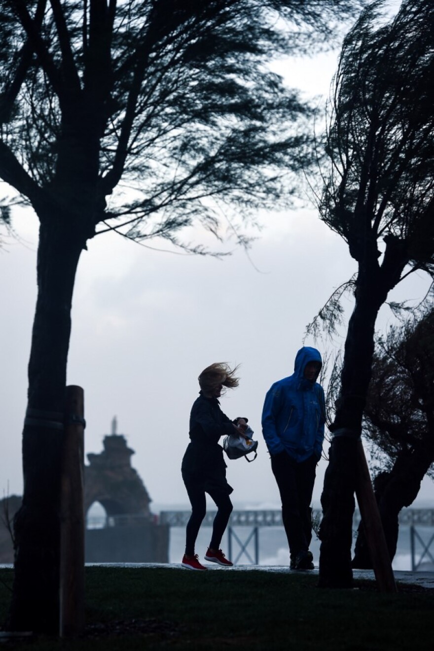 Η καταιγίδα Αμελί «σαρώνει» τη Γαλλία: Χωρίς ρεύμα 140.000 νοικοκυριά 